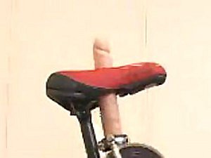 Siêu Horny Babe Nhật Bản Lọt vào Orgasm Cưỡi một Sybian xe đạp