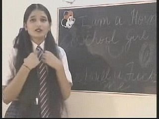 Traviesa niña de colegio indio castigado