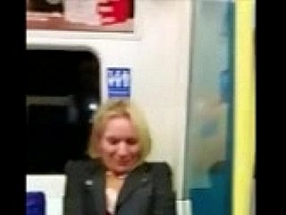 امرأة تحصل فظيع أثناء المحلية مترو الانفاق!