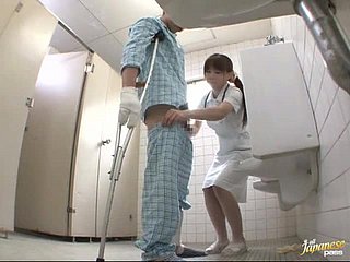 jururawat horny Jepun memberikan handjob untuk pesakit