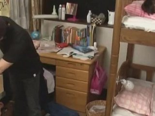 slaperig tiener Japans meisje fucked ruw going in gemaskerde mannen