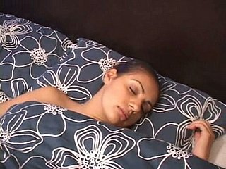 امرأة سمراء مارس الجنس الحصول في بلدها النوم