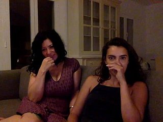 Hot latinas jalur bersama-sama pada webcam