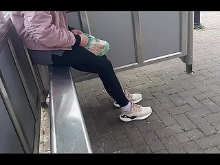 De vader volgt zijn dochter en filmt haar naar het busstation. Wanneer ze thuiskomt, zij haar om met hem te neuken.