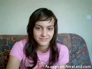 La ragazza adolescente bruna calda si masturba per numbed webcam