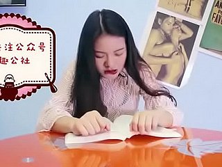Chinesisches Mädchen, das den Orgasmus beim Lesen lid