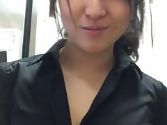 Koreaans meisje knipperen op het werk