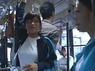 Numbing ragazza giapponese in bicchieri ottiene il culo scopata in un autobus pubblico