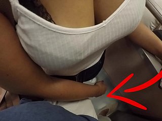 Onbekende pretty good MILF met grote tieten begon mijn lul in de metro aan te raken! Dat wordt gekleed seks genoemd?