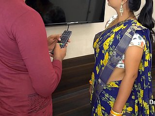 L'indiano Bhabhi jolly along il meccanico della TV per il sesso con audio hindi trasparente