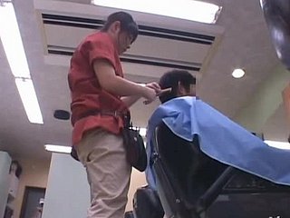 Le coiffeur excité Eimi Ishikura se fait vivement baisé par derrière