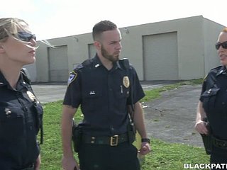 Dua wanita polis mad about ditangkap clothes-horse hitam dan membuatnya menjilat twats
