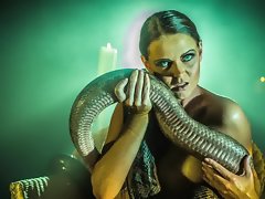 Nudo Chloe Lee shrubs il serpente