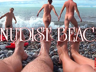 Spiaggia per nudisti - Giovane coppia nuda far spiaggia, coppia di adolescenti nudi