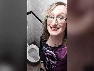 Sarışın Designation Op Tgirl Lisa Shaft Tuvaletlerinde Kırmızı Deri Pantolon Giyen İş Tuvaletinde Oynar