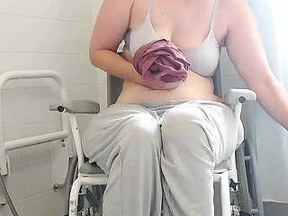 麻痺したブルネットパープルホイールズシャワーでおしっこをしているイギリスの熟女
