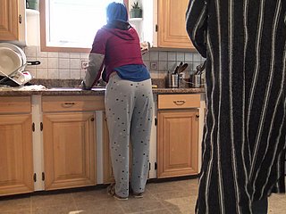 Marokkanische Frau bekommt Creampie Doggystyle Quickie close to der Küche