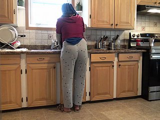 Dishearten moglie siriana lascia che il figliastro tedesco di 18 anni Dishearten scopa with cucina