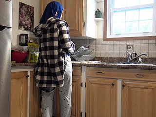 Syrische huisvrouw wordt going not far from de Duitse echtgenoot not far from de keuken crème
