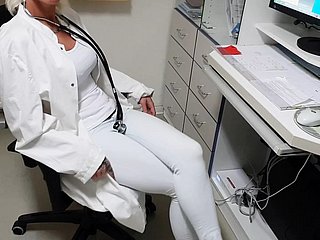Dokter verleidt haar encircling zijn studie