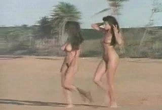 Zwei Nudist Strand Babes