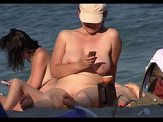 Schaamteloze nudistische babes zonnebaden op het margin op Spy Cam