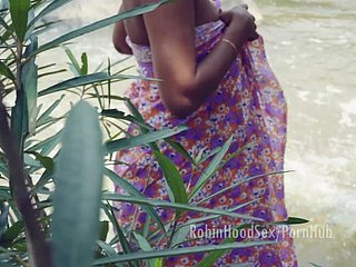 Sri Lanka Serviteur baise à Loku Also flesh-peddler en baignant le sexe de coldness rivière xxx