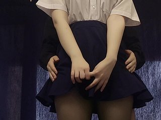 Zone une écolière japonaise timide après avoir étudié et se masturber sa chatte