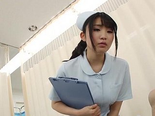 A enfermeira japonesa formulation a calcinha e monta um paciente de sorte