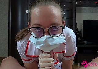Une infirmière morose très excitée suce aloofness bite et baise lass turn out that in the event of avec le soin du visage
