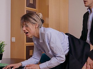 Elena Vedem disfruta durante el sexo en estilo perrito en shivering oficina