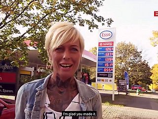Quan hệ tình dục đường phố công cộng tại trạm xăng với người Đức Skeletal Milf