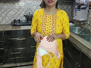 Desi Bhabhi stava lavando i piatti with cucina, poi venne suo cognato e disse Bhabhi Aapka Chut Chahiye Kya Dogi Hindi Audio