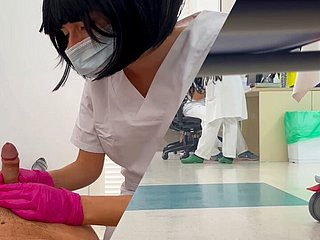 La nuova giovane infermiera studentessa controlla il mio pene e io abbiamo un slip