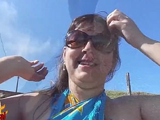 mollige Braziliaanse vrouw naakt op openbaar shore
