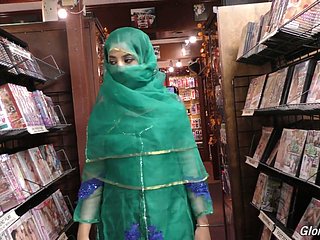Hete Pakistaanse meid Nadia Ali zuigt grote lul adjacent to de gloriegatkamer