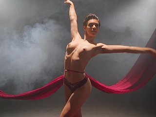 Balerina kurus memperlihatkan tarian unaccompanied erotis otentik di kamera