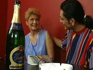 Vieille flaxen-haired allemande baise dans un bar