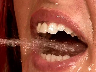 Wulpse brunette neonate krijgt haar mond gevuld met plas na anaal neuken