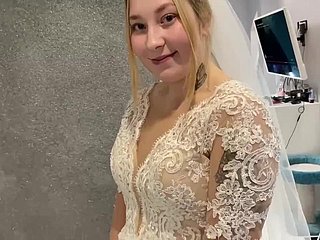 Una coppia sposata russa non ha resistito e ha scopato scrub l'abito da sposa.