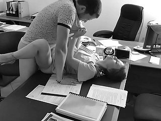 Der Serving-girl fickt seine kleine Sekretärin auf dem Bürotisch und filmt das mit versteckter Kamera