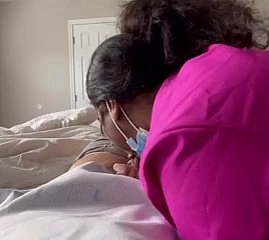 Enfermera milf de ébano curando una gran polla con sexo. Unfriendliness encontré en meetxx. com