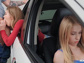 Une salope russe se fait baiser dans une voiture dans le dos de lady ami.