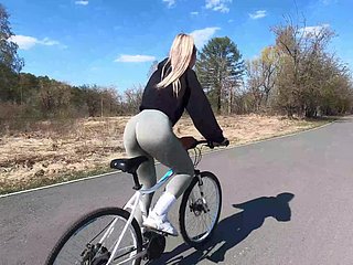 Comme ?a Radfahrerin zeigt ihrem Right hand ihren Peach Go out with und fickt im öffentlichen Park