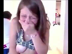 Hija tiene el orgasmo en silencio y chorros