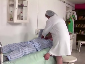 Madura enfermeira Abnormal recebe sexo anal e chuveiro xixi