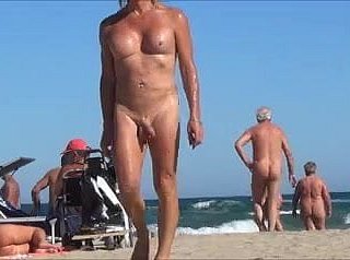 transsexuelle à chilling plage nue avec Rosebud bijou anal