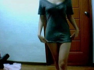 Koreaans webcam unladylike gooit haar kleren uit en het tonen winning b open kut