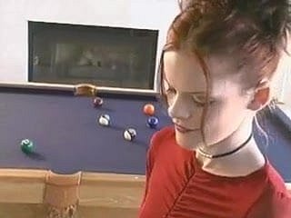 Elizabeth Douglas giocare a biliardo con una Marlboro mentolo.