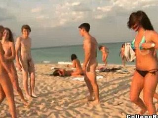 تجريد سن المراهقة بيكيني عارية على الشاطئ